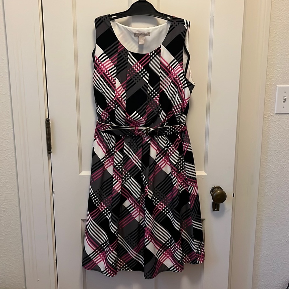 Banana Republic sleeveless dress, size 6. Black, white, gray, pink.